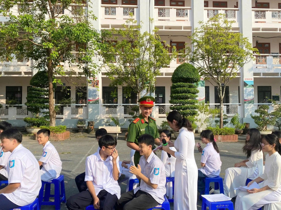 Các em học sinh sôi nổi tham gia hoạt động của nhà trường. 1000041572.jpg