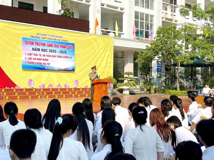 Trường THPT Chuyên Hà Giang tuyên truyền pháp luật cho học sinh. 1000041573.jpg