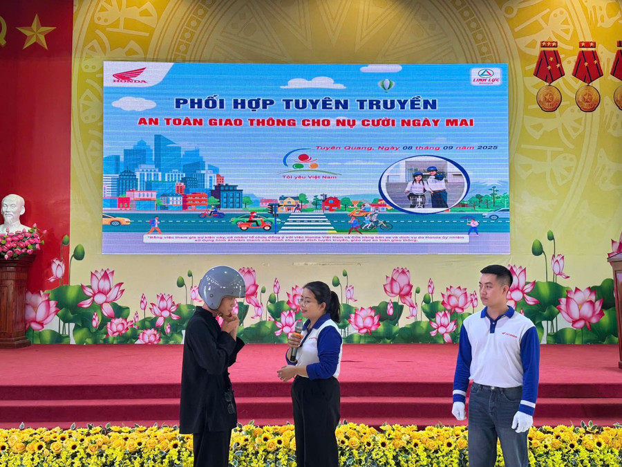Hướng dẫn học sinh đội mũ bảo hiểm an toàn, đúng cách. 1000041574.jpg