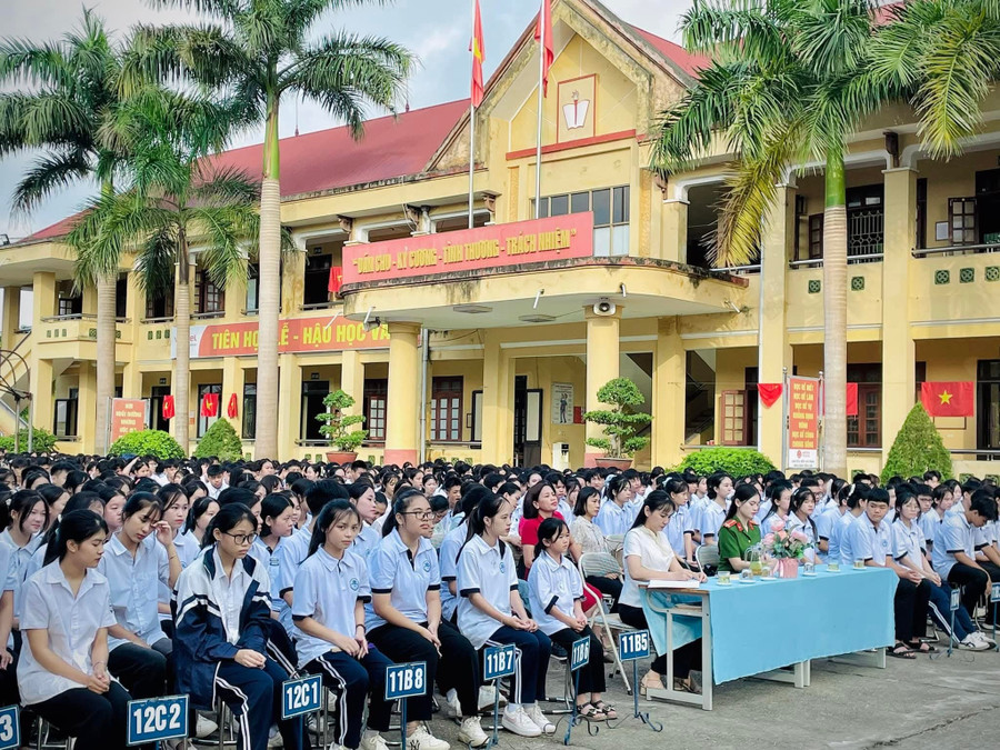 Các em học sinh Trường THPT Sông Lô trong hoạt động nân cao nhận thức pháp luật. 1000041576.jpg