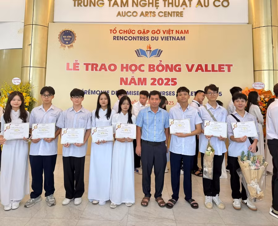 Các em học sinh Trường THPT Chuyên Hà Giang nhận học bổng Odon Vallet.