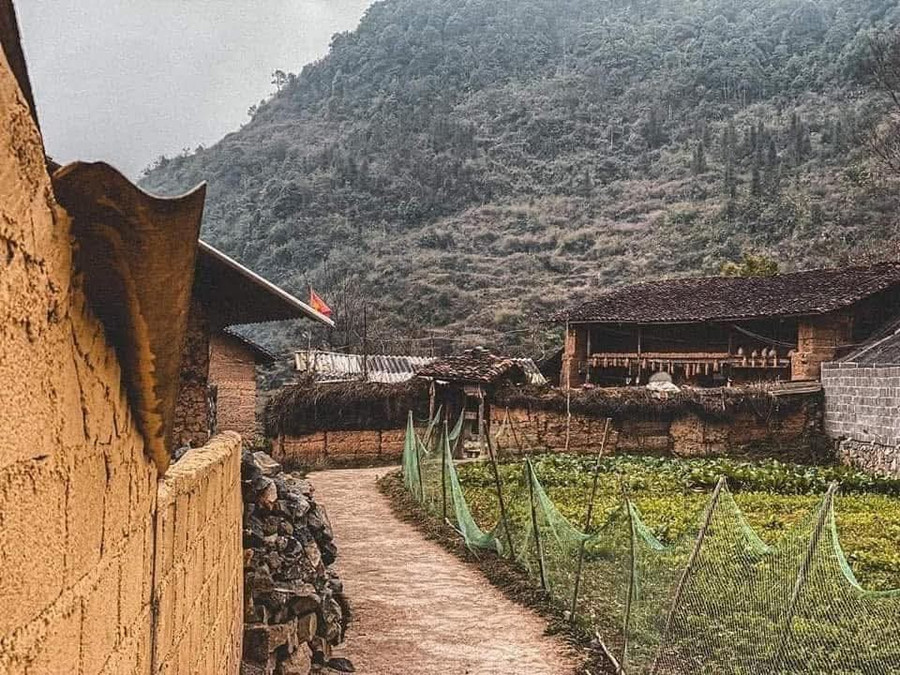Nơi đây có các nghề truyền thống như thêu, làm mộc; có các lễ hội truyền thống như: lễ cúng thần rừng, lễ mừng lúa mới, lễ mừng nhà mới và đặc biệt là các điệu múa dân gian. (Ảnh: Kim Kim) 1000041585.jpg