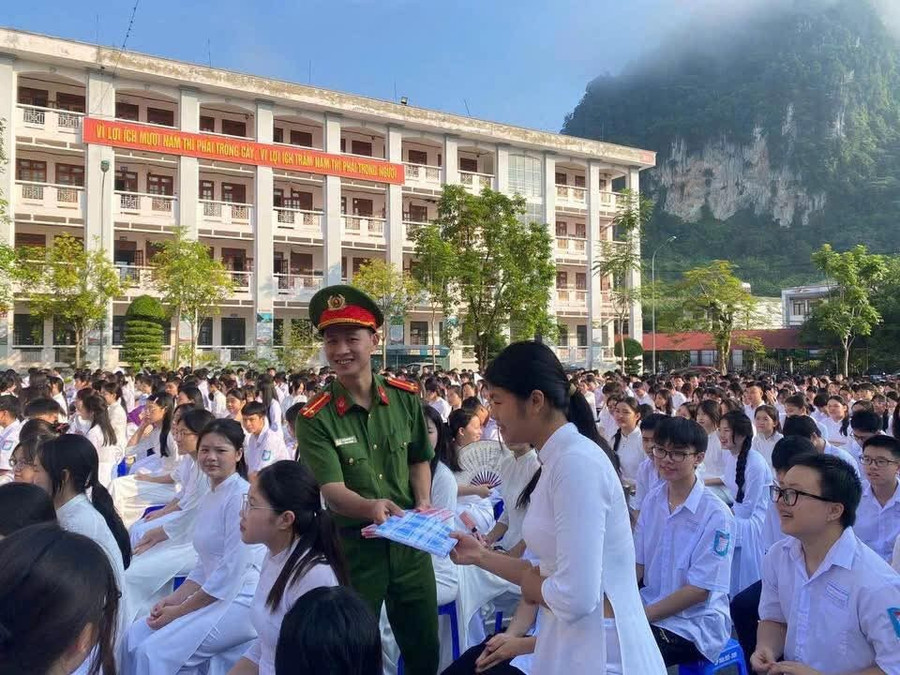 Hoạt động thúc đẩy tinh thần trách nhiệm của giáo viên và học sinh chấp hành nghiêm các quy định pháp luật.