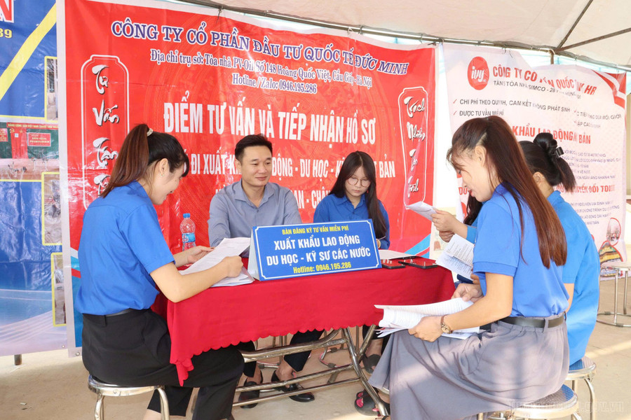 Các đơn vị, doanh nghiệp tư vấn về xuất khẩu lao động cho đoàn viên và người lao động tại xã Nhữ Khê. addc65d4580d12f610b55b7df0c9ff72.jpg