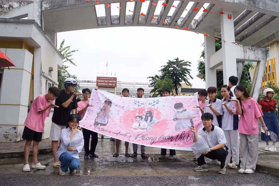 Sự cổ vũ nhiệt tình, đầy sức trẻ của nhóm thanh niên cho các "sĩ tử".