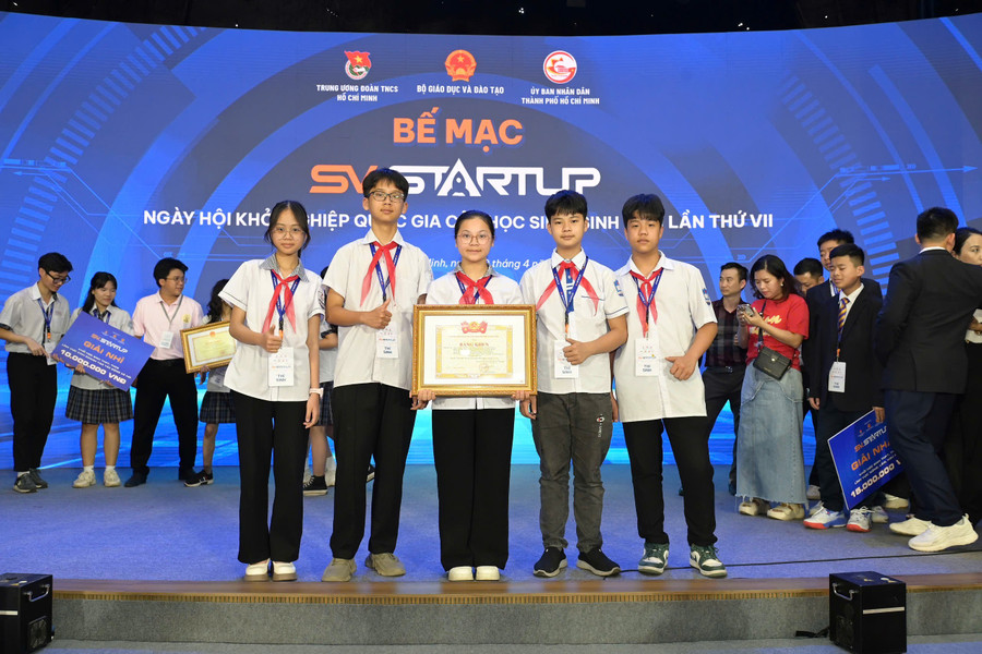 Nhóm học sinh tham dự Ngày hội khởi nghiệp của tỉnh Yên Bái. 1000031838.jpg