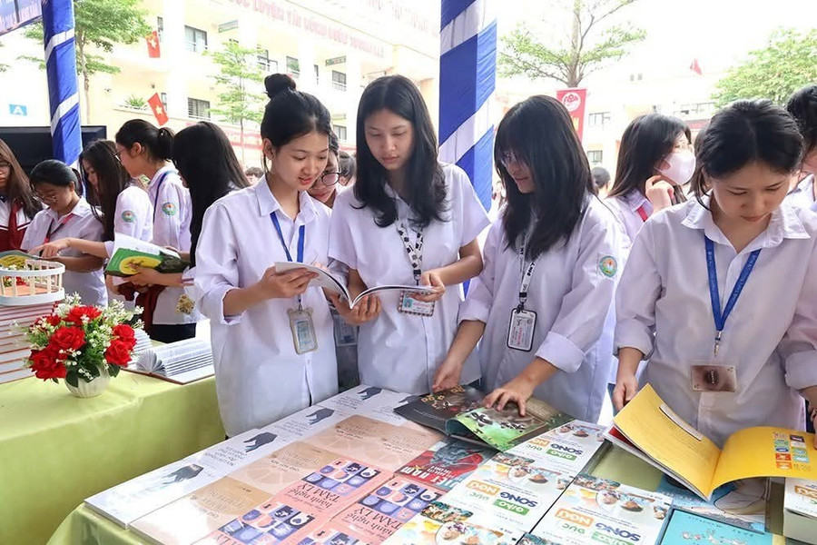 Các em học sinh trong Ngày Sách và Văn hóa đọc tại Yên Bái.