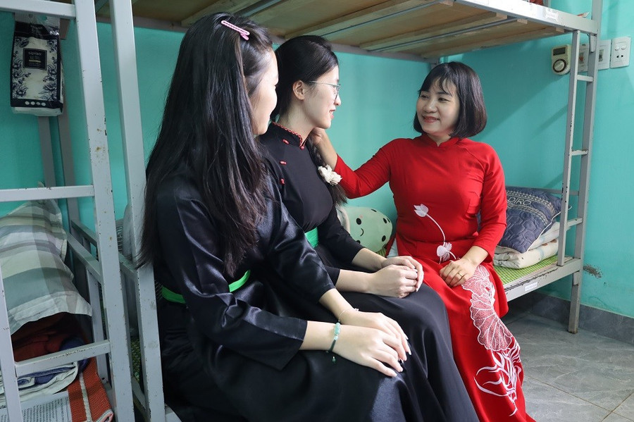 Cô Đàm Thị Hạnh luôn quan tâm, gần gũi với học trò của mình dù ở lớp học hay khi tan giờ. img-9154.jpg