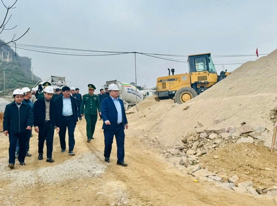 Ông Phan Huy Ngọc, Chủ tịch UBND tỉnh Tuyên Quang kiểm tra tại Xín Mần. (Ảnh: CTTTQ)