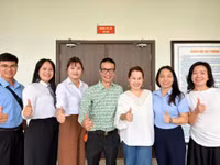 Nhạc sĩ Giáng Son, Nguyễn Vĩnh Tiến cùng các luật sư và cộng sự quyết theo đuổi vụ kiện đến cùng - Ảnh: NVCC.