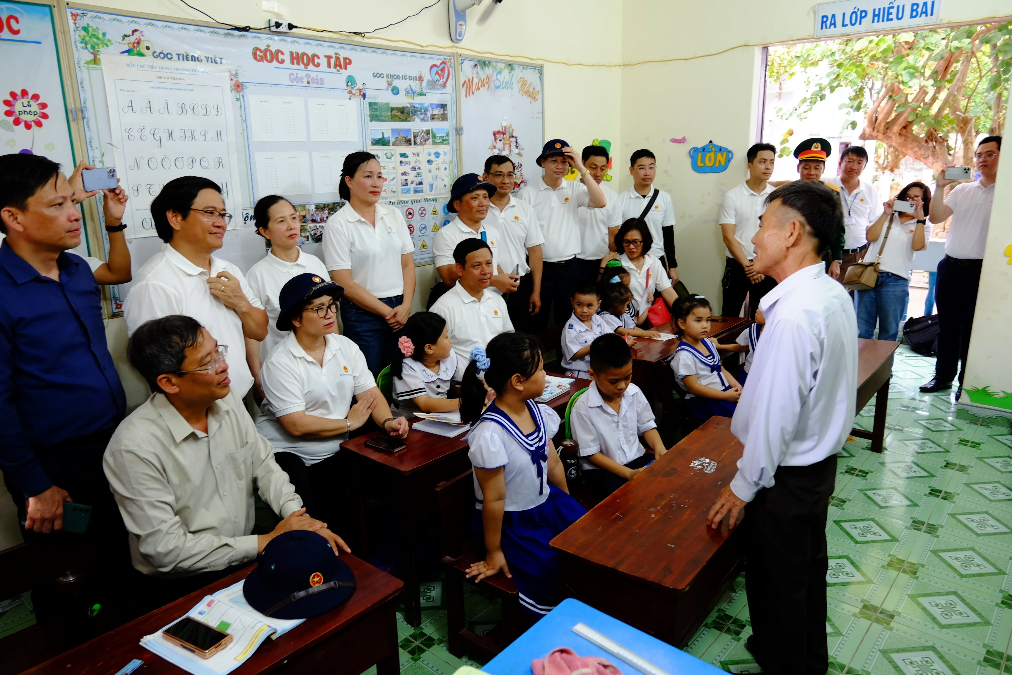 40 đại biểu của Bộ GD&amp;ĐT tham gia đoàn công tác số 18 đi thăm, giao lưu, động viên cán bộ, chiến sĩ, nhân dân và các lực lượng làm nhiệm vụ ở huyện đảo Trường Sa (Khánh Hoà) và nhà giàn DK1 thuộc thềm lục địa phía Nam. Theo lịch trình, đoàn đã đến thăm, động viên và tặng quà thầy trò Trường Tiểu học Thị trấn Trường Sa.