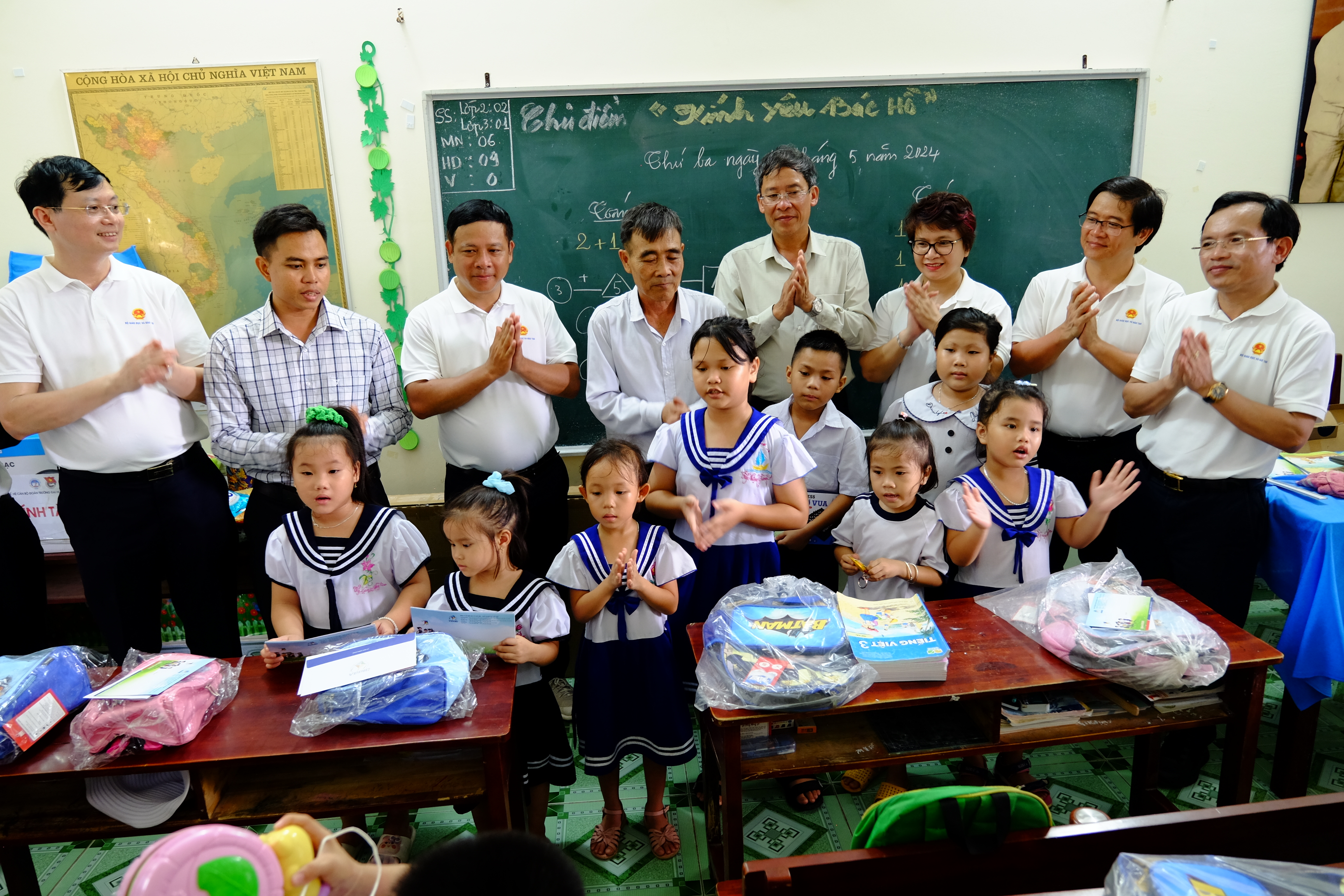 Cuộc gặp trong khuôn viên lớp học kết thúc bằng trích đoạn trong bài thơ “Một mái nhà chung” do em Trương Nguyễn Triệu Vy (lớp 3) đọc và ca khúc “Ngày đầu tiên đi học” do các đại biểu và thầy trò Trường Tiểu học Thị trấn Trường Sa cùng hát.