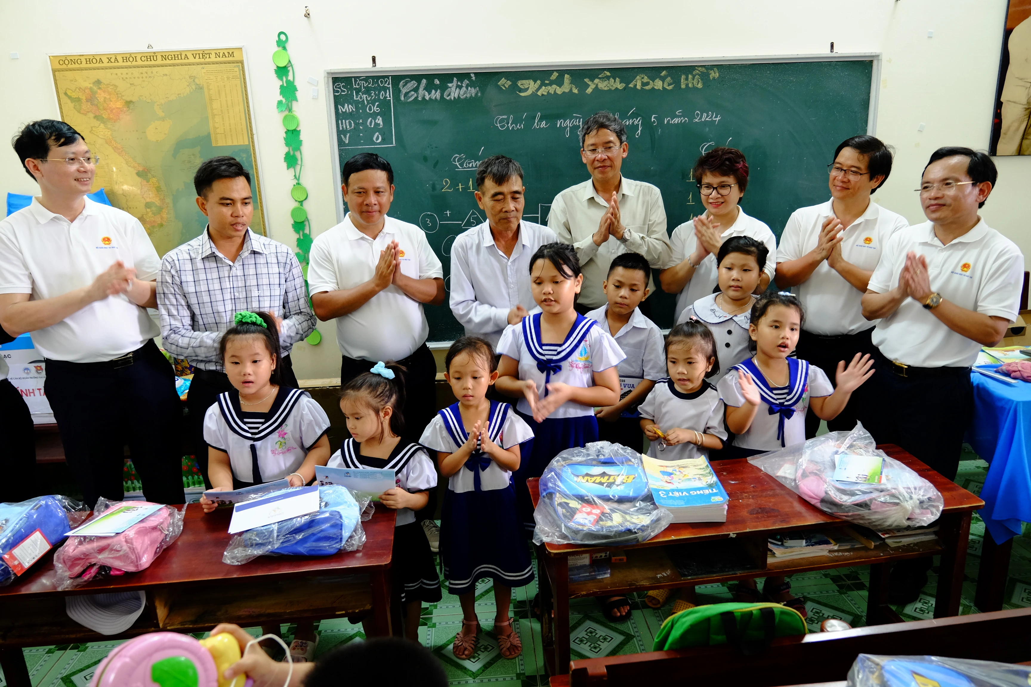 Cuộc gặp trong khuôn viên lớp học kết thúc bằng trích đoạn trong bài thơ “Một mái nhà chung” do em Trương Nguyễn Triệu Vy (lớp 3) đọc và ca khúc “Ngày đầu tiên đi học” do các đại biểu và thầy trò Trường Tiểu học Thị trấn Trường Sa cùng hát.