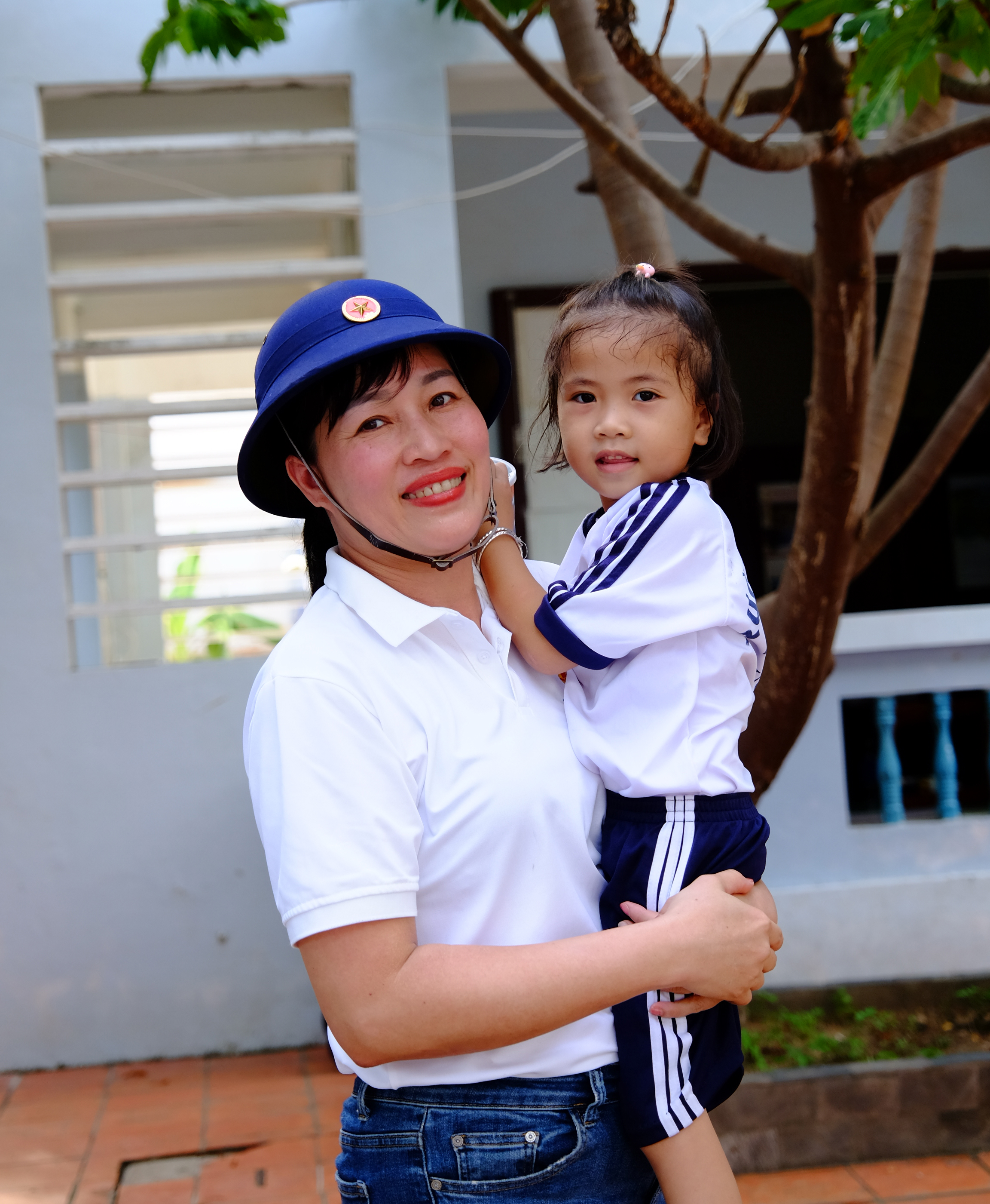 “Cô bồng con được không?” – Câu nói đầu tiên của cô bé 5 tuổi ngay khi gặp cô Đỗ Thị Xuân Dung – Phó Giám đốc Đại học Huế khiến nhiều người bất ngờ lúc đặt chân vào khuôn viên của Trường Tiểu học Thị trấn Trường Sa. Nhận được nụ cười tươi đồng ý, cô bé tự tin, sà ngay vào vòng tay của cô Dung. Em là một trong 10 bạn nhỏ của Trường Tiểu học Thị trấn Trường Sa.