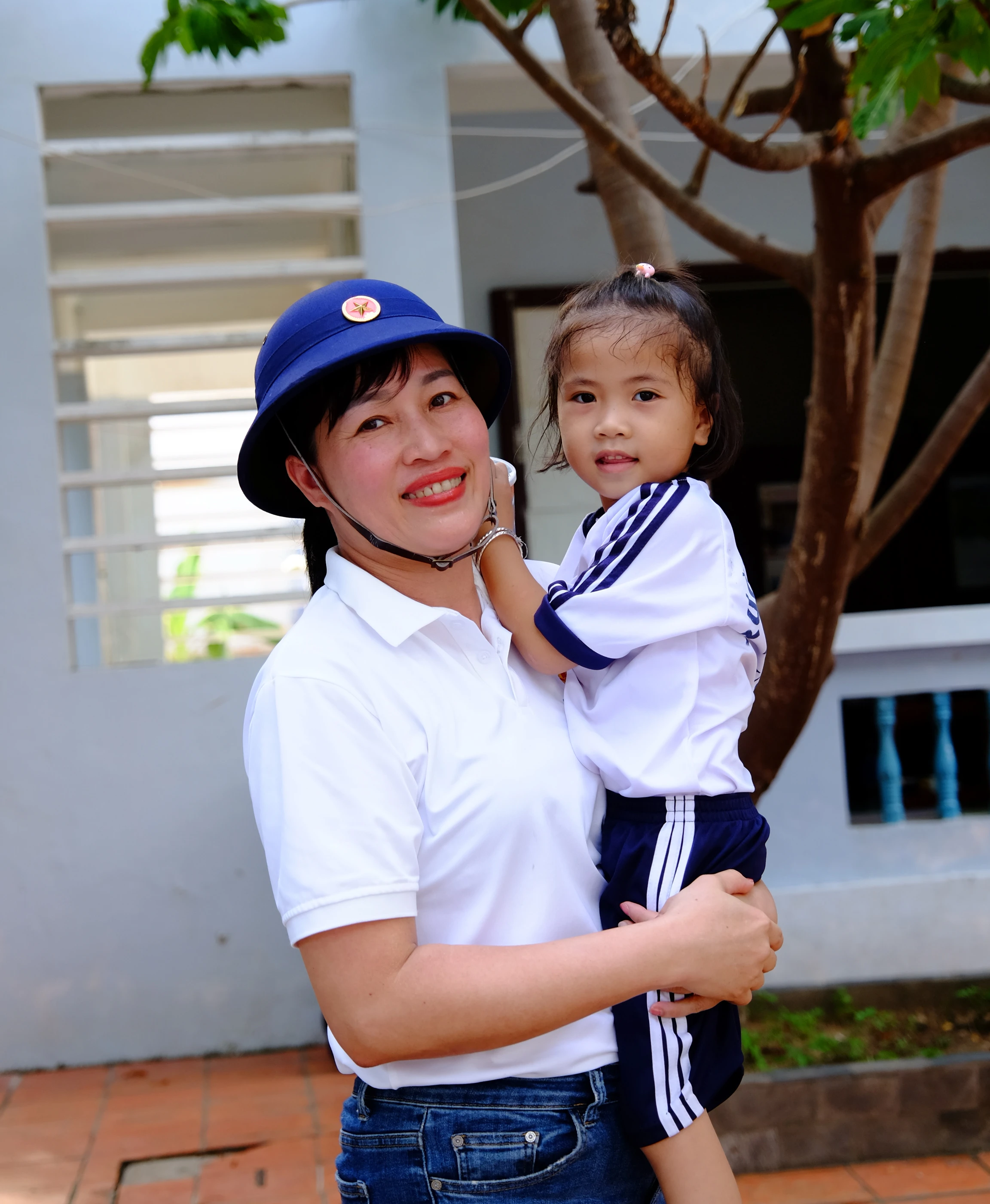 “Cô bồng con được không?” – Câu nói đầu tiên của cô bé 5 tuổi ngay khi gặp cô Đỗ Thị Xuân Dung – Phó Giám đốc Đại học Huế khiến nhiều người bất ngờ lúc đặt chân vào khuôn viên của Trường Tiểu học Thị trấn Trường Sa. Nhận được nụ cười tươi đồng ý, cô bé tự tin, sà ngay vào vòng tay của cô Dung. Em là một trong 10 bạn nhỏ của Trường Tiểu học Thị trấn Trường Sa.