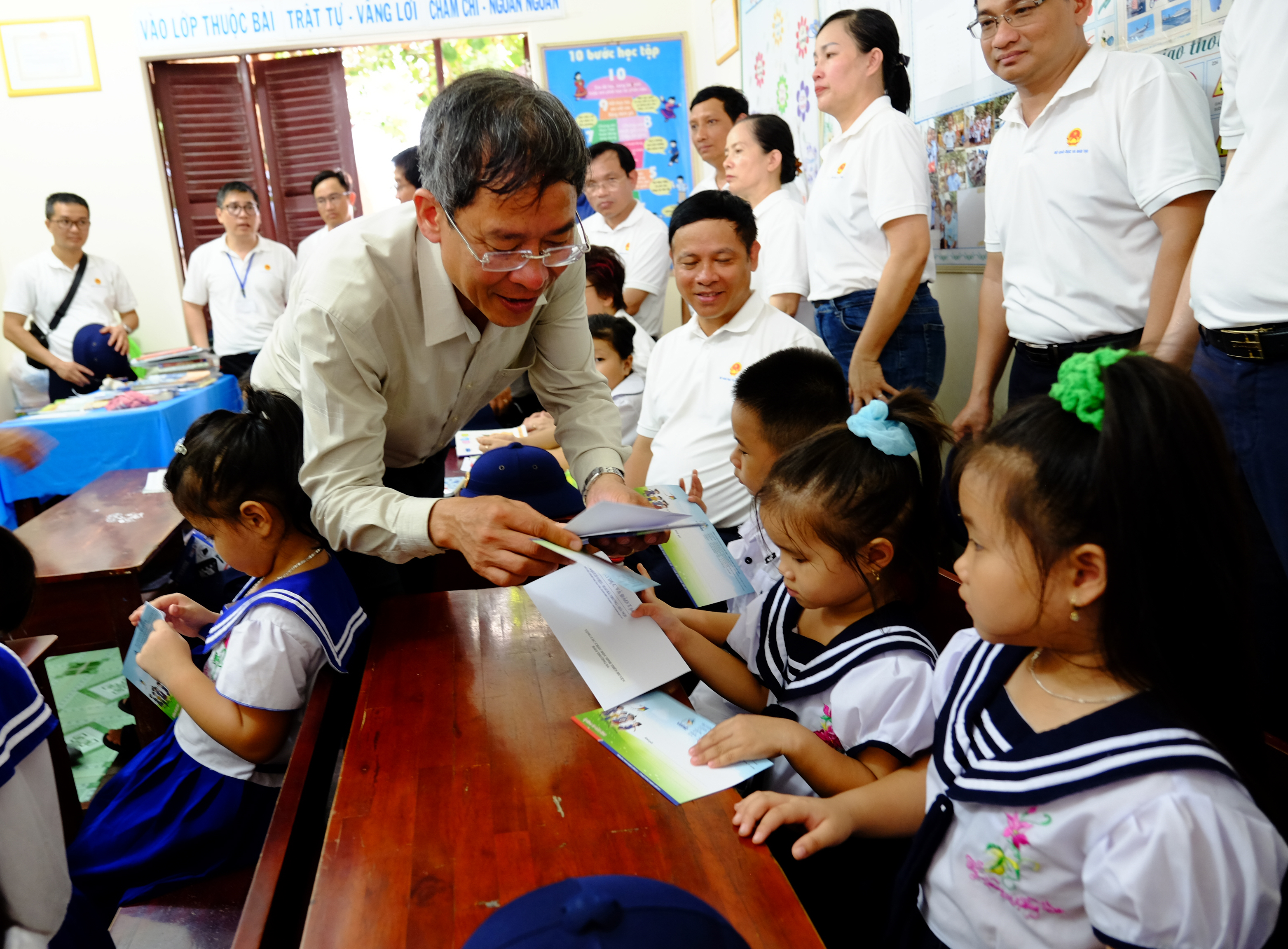 Thầy Vũ Minh Đức – Cục trưởng Cục Nhà giáo và Cán bộ quản lý giáo dục, Trưởng đoàn công tác tặng quà cho các cháu học sinh tại Trường Tiểu học Thị trấn Trường Sa. Chuyển lời thăm hỏi ân cần của Ban cán sự đảng, Bộ trưởng Nguyễn Kim Sơn, lãnh đạo Bộ GD&amp;ĐT đến các thầy đang làm nhiệm vụ ở Trường Sa, thầy Đức bày tỏ vui mừng khi thấy các cháu học sinh tỏ ra nhanh nhẹn, hoạt bát và bắt kịp trình độ chung. “Trách nhiệm cao cả của chúng ta là muốn giữ được biên cương thì phải có dân, mà đã có dân, có các cháu thì phải có giáo dục. Các thầy là những đại diện của ngành giáo dục, tham gia gìn giữ biên cương của Tổ quốc. Rất mong các thầy phát huy tinh thần khắc phục khó khăn, tranh thủ sự hỗ trợ của các đồng nghiệp trên bờ, của ban ngành, đoàn thể và các địa phương để giúp cho các cháu. Mong các thầy cố gắng phối hợp cùng gia đình, các hộ dân ở đây, quan tâm để các cháu phát triển cả về thể chất lẫn trí tuệ, để làm sao hết tiểu học các cháu có thể hòa nhập tốt với cuộc sống và học tập trong đất liền”, thầy Vũ Minh Đức chia sẻ.