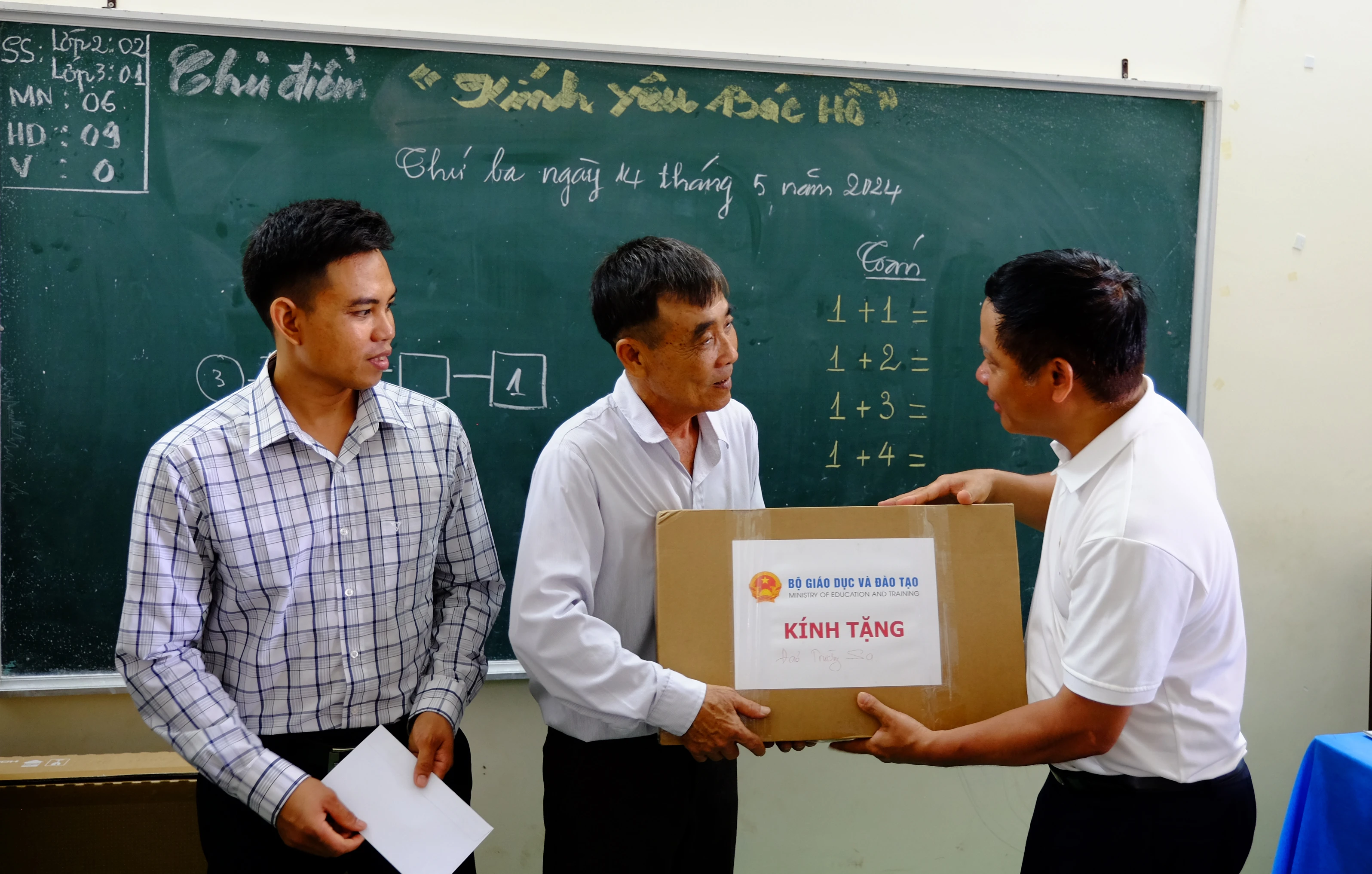 Thầy Nguyễn Sơn Hải, Cục trưởng Cục Công nghệ Thông tin, trao tặng laptop cho hai thầy của Trường Tiểu học Trường Sa. Các điểm trường ở đảo Đá Tây, xã Sinh Tồn, xã Song Tử Tây cũng được gửi tặng một chiếc laptop và đồ dùng học tập.