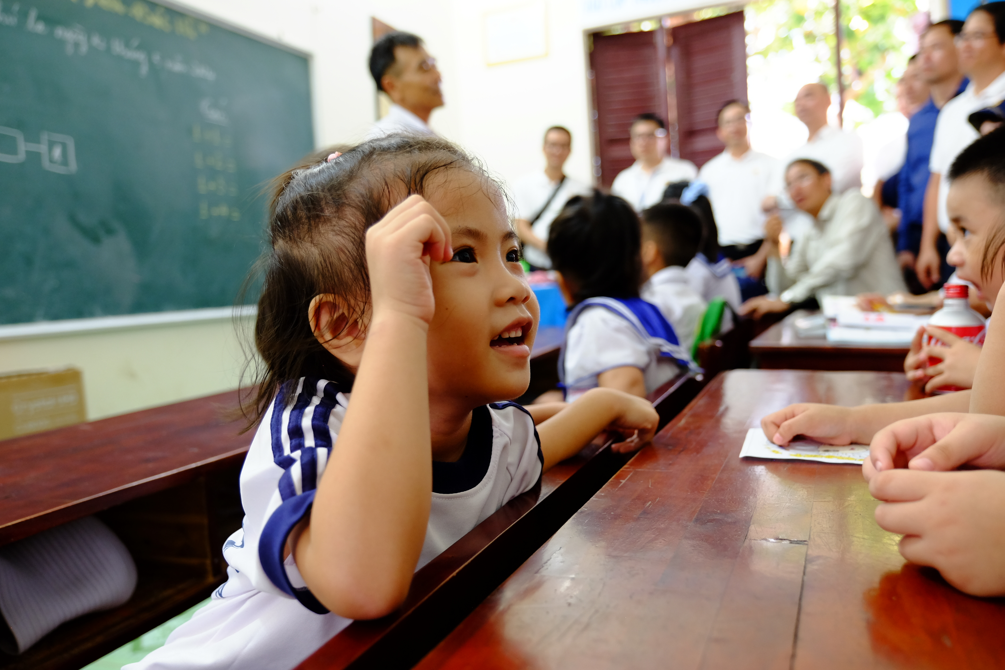 (…) Tiếng trống trường vang vọng/Gọi các em đến trường…” (Trích từ bài thơ “Thị trấn giữa đại dương” của thầy Lê Xuân Hạnh). Cô bé này vui vẻ trò chuyện cùng các bạn trong lúc các đại biểu đang trao đổi chuyên môn.