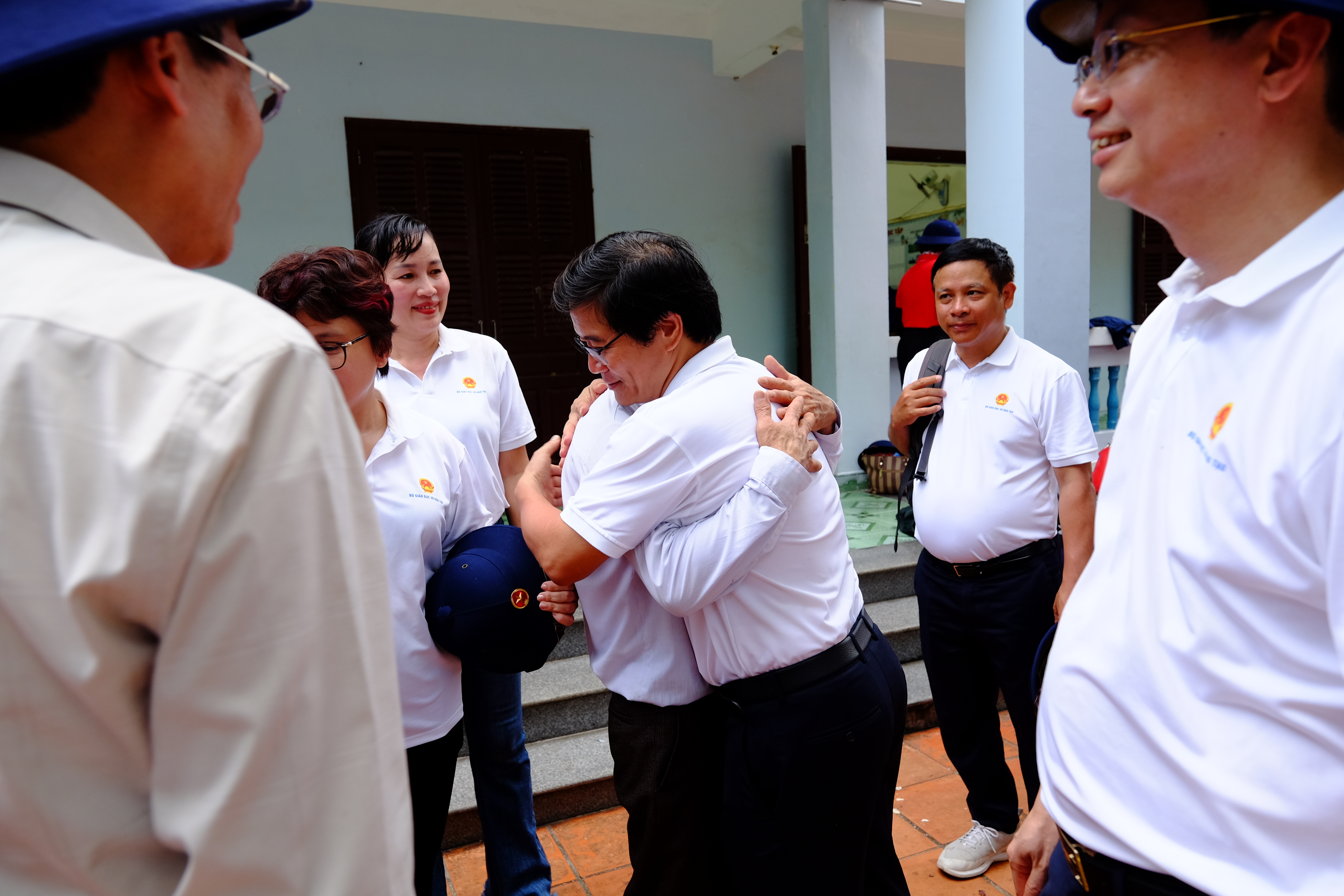 Phút chia tay đầy lưu luyến giữa các đại biểu và hai thầy giáo của Trường Tiểu học Thị trấn Trường Sa.