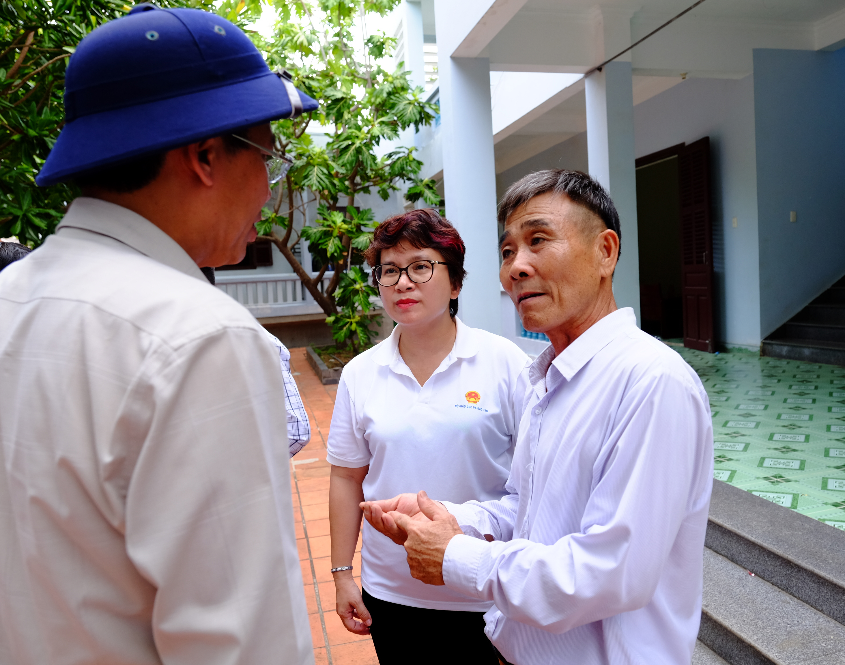 Giờ chia tay đã đến, nhưng thầy Lê Xuân Hạnh và thầy Vũ Minh Đức, cùng cô Nguyễn Thu Thủy (Vụ trưởng Vụ Giáo dục Đại học) dường như vẫn còn nhiều vấn đề chưa nói hết.