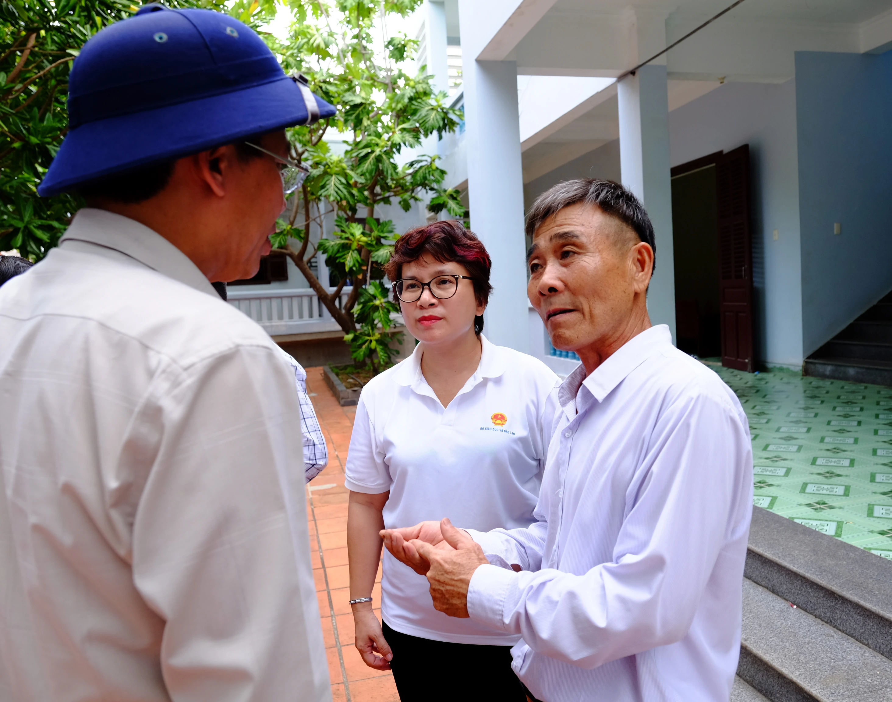 Giờ chia tay đã đến, nhưng thầy Lê Xuân Hạnh và thầy Vũ Minh Đức, cùng cô Nguyễn Thu Thủy (Vụ trưởng Vụ Giáo dục Đại học) dường như vẫn còn nhiều vấn đề chưa nói hết.