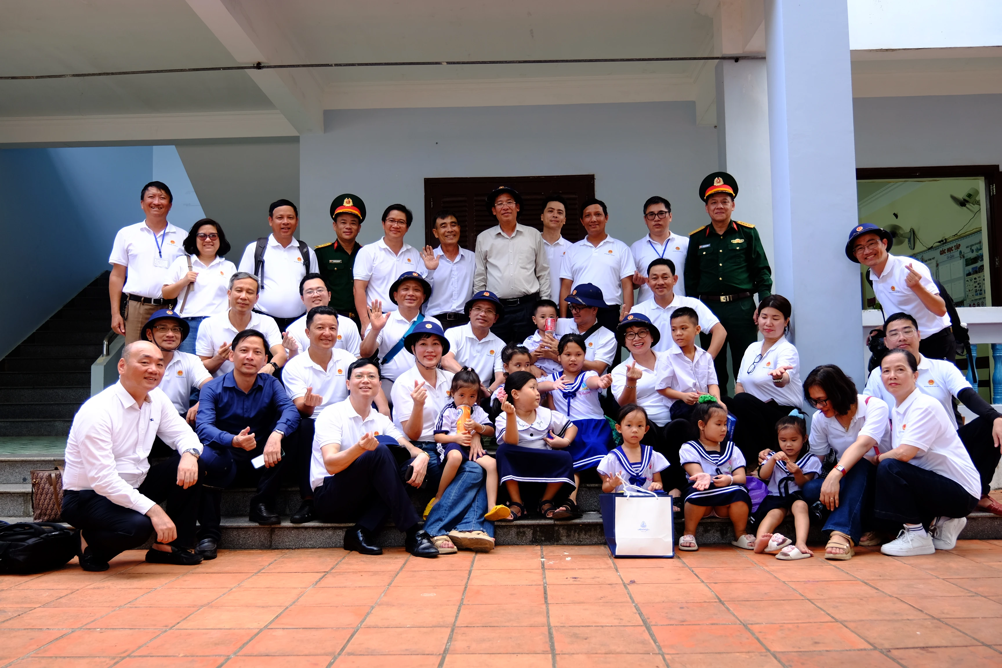 Đại biểu và thầy trò Trường Tiểu học Thị trấn Trường Sa chụp ảnh lưu niệm tại sân trường.