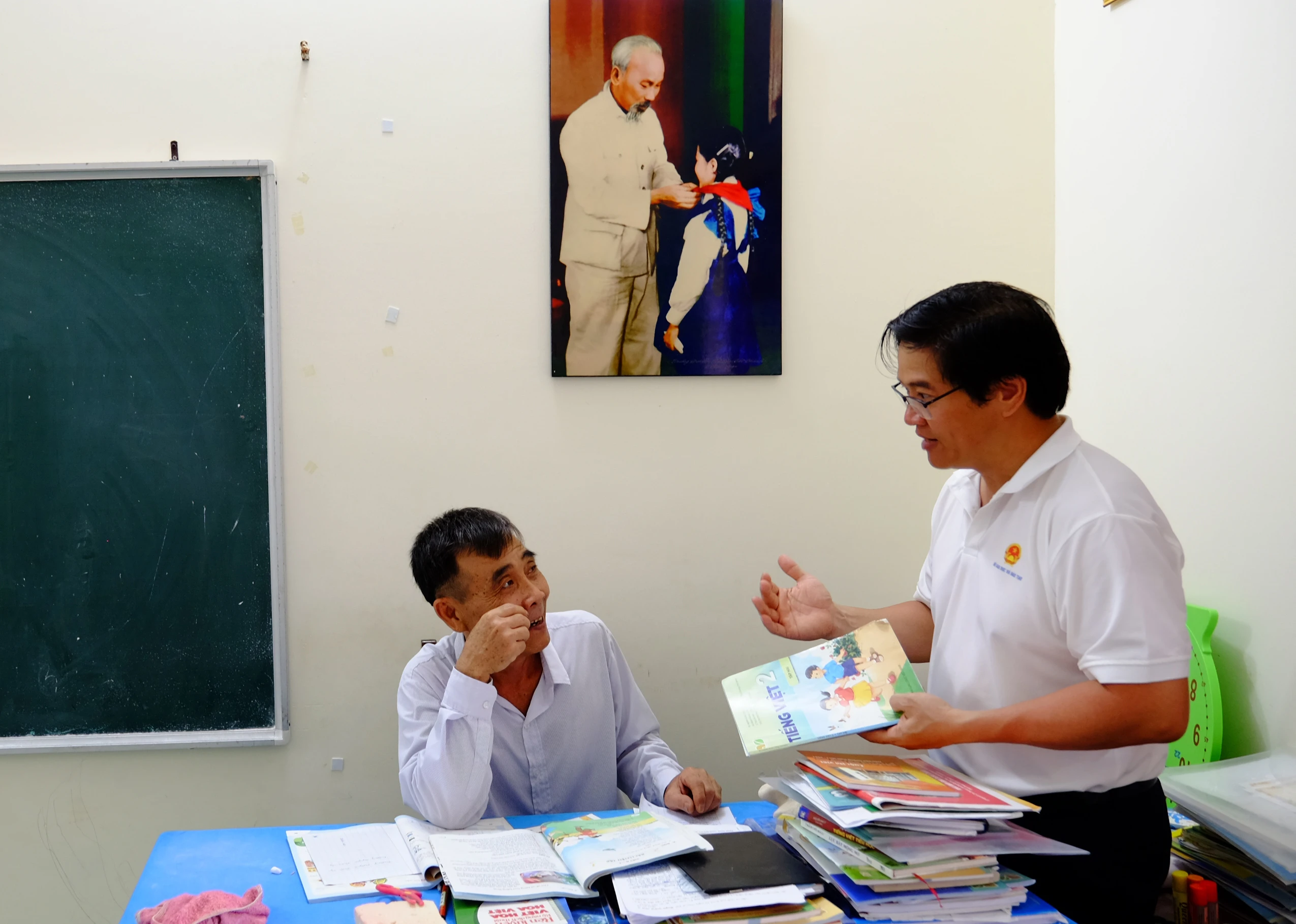 Trong lúc thành viên của đoàn công tác đang tìm hiểu, gặp gỡ các em học sinh, thăm quan cơ sở vật chất của nhà trường, thầy Thái Văn Tài – Vụ trưởng Vụ Giáo dục Tiểu học trao đổi chuyên môn với thầy Lê Xuân Hạnh. Một người làm công tác quản lý, người kia trực tiếp đứng lớp – họ chia sẻ với nhau về những khó khăn liên quan đến nguồn học liệu, đặc biệt trong việc dạy tiếng Anh cho các em học sinh và bàn cách tìm giải pháp khắc phục.