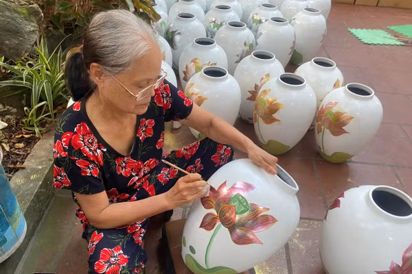 Làng nghề sơn mài Cắt Đằng (Vạn Thắng, Ninh Bình) giải quyết việc làm cho người lao động tại địa phương. 