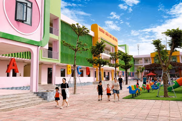 Trường Mầm non Bích Đào (phường Hoa Lư) được đầu tư xây dựng khang trang. Ảnh: Minh Quang