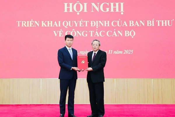 Ông Hoàng Đăng Quang, Phó Trưởng Ban Thường trực Ban Tổ chức Trung ương trao Quyết định cho ông Trần Huy Tuấn. (Ảnh:ĐL)