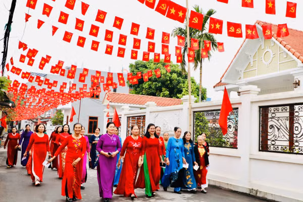 Cử tri phường Hoa Lư (Ninh Bình) phấn khởi đến khu vực bỏ phiếu tham gia bầu cử ngày 15/3.