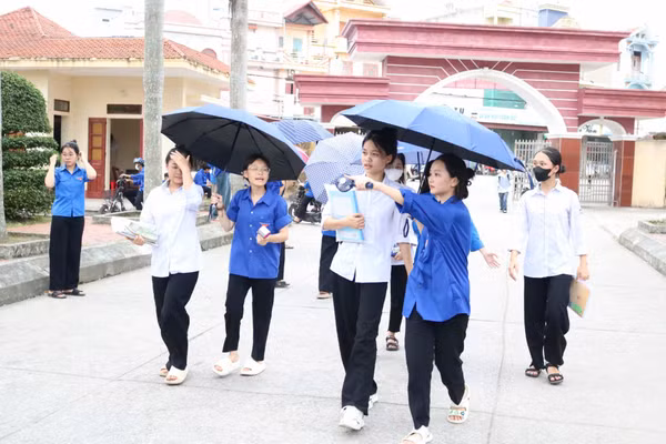 Thí sinh tại điểm thi Trường THPT Hoàng Văn Thụ (Ninh Bình) trong Kỳ thi tuyển sinh vào lớp 10 năm 2025.