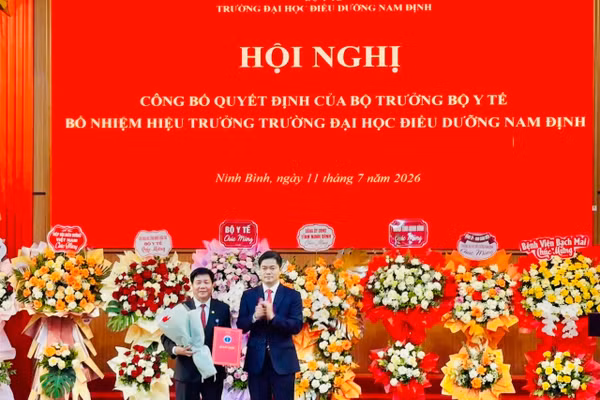 Thứ trưởng Thường trực Bộ Y tế Vũ Mạnh Hà trao quyết định bổ nhiệm và tặng hoa chúc mừng TS.BS Trương Tuấn Anh.