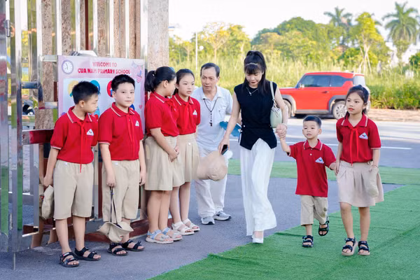 Học sinh Trường Tiểu học Cửa Nam (Ninh Bình) được phụ huynh đưa đến trường.
