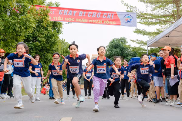 Học sinh Trường Tiểu học Trần Nhân Tông (Nam Định, Ninh Bình) hào hứng tham gia hoạt động trải nghiệm “Chạy đi chờ chi”.