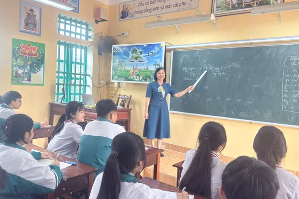 Cô và trò Trường THCS Hải Xuân (Ninh Bình) trong một giờ học. 