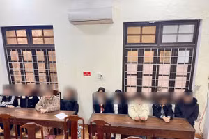 Nhóm gồm 11 thanh thiếu niên vừa bị phát hiện tàng trữ vũ khí thô sơ và dương tính với ma túy. (Ảnh: CACC)