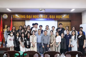 Giảng viên và sinh viên chụp ảnh lưu niệm tại chương trình. 