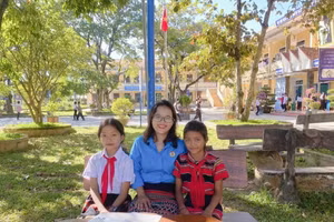 Cô giáo Nguyễn Thị Thu Hiền và các em học sinh vùng cao huyện A Lưới.