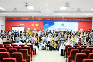 Các đại biểu cùng học viên, sinh viên chụp ảnh lưu niệm tại Hội thảo.