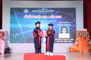 Trường Đại học Ngoại ngữ - Đại học Huế trao bằng cho tân thạc sĩ tốt nghiệp đợt 1, năm 2025.