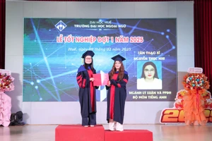 Trường Đại học Ngoại ngữ - Đại học Huế trao bằng cho tân thạc sĩ tốt nghiệp đợt 1, năm 2025.