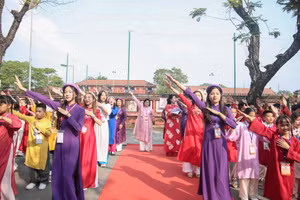 Các cô giáo cùng học sinh đồng diễn tại "Hội chợ trường học".