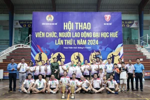 Ban Tổ chức trao giải cho các đội thi tại Lễ bế mạc Hội thao viên chức, người lao động Đại học Huế.