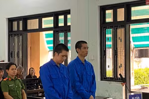 Phiên tòa xét xử sơ thẩm vụ án “Tổ chức cho người khác ở lại Việt Nam trái phép”.