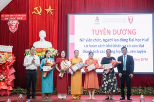 Tặng hoa tuyên dương nữ viên chức, người lao động Đại học Huế.