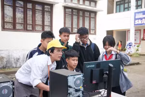 Học sinh THCS thành phố Huế trải nghiệm, tìm hiểu về ngành nghề tại Ngày hội Open Day 2025.