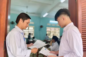 Thí sinh Gia Lai được kiểm tra thông tin kỹ lưỡng trước khi vào phòng thi.