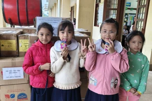 Sách giáo khoa được chuyển tới học sinh xã Hòa Thịnh, tỉnh Đắk Lắk.