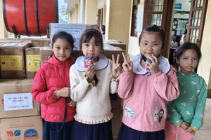 Sách giáo khoa được chuyển tới học sinh xã Hòa Thịnh, tỉnh Đắk Lắk.